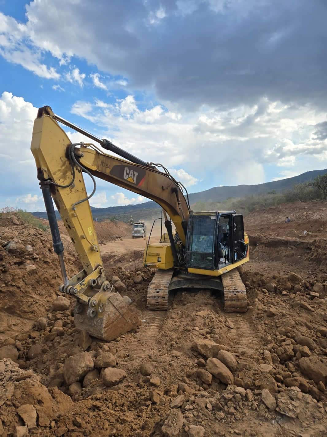 Muestra una excavadora trabajando.
