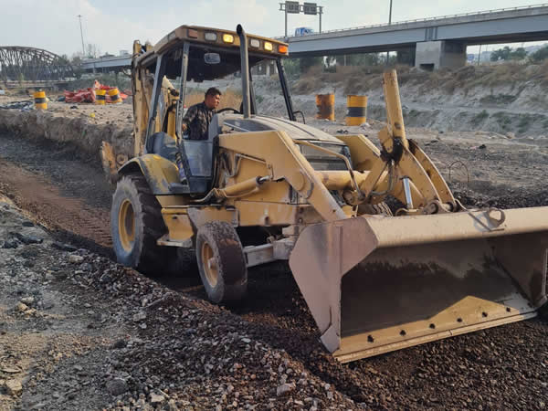 Muestra maquin trabajando en rehabilitacion de caminos.