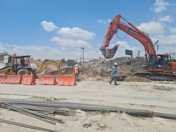 Muestra equipo y maquinas trabajando en construcción y cimentación.