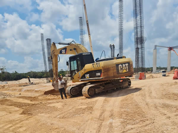 Muestra al equipo en construcción de cimientos para infraestructura.